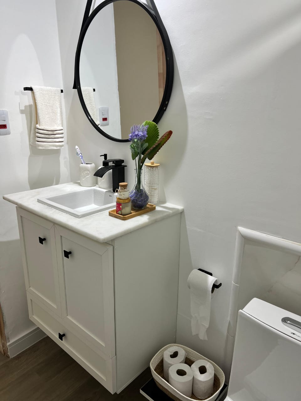 Banheiro Clean Detalhes Pretos - Wel Wood Marcenaria