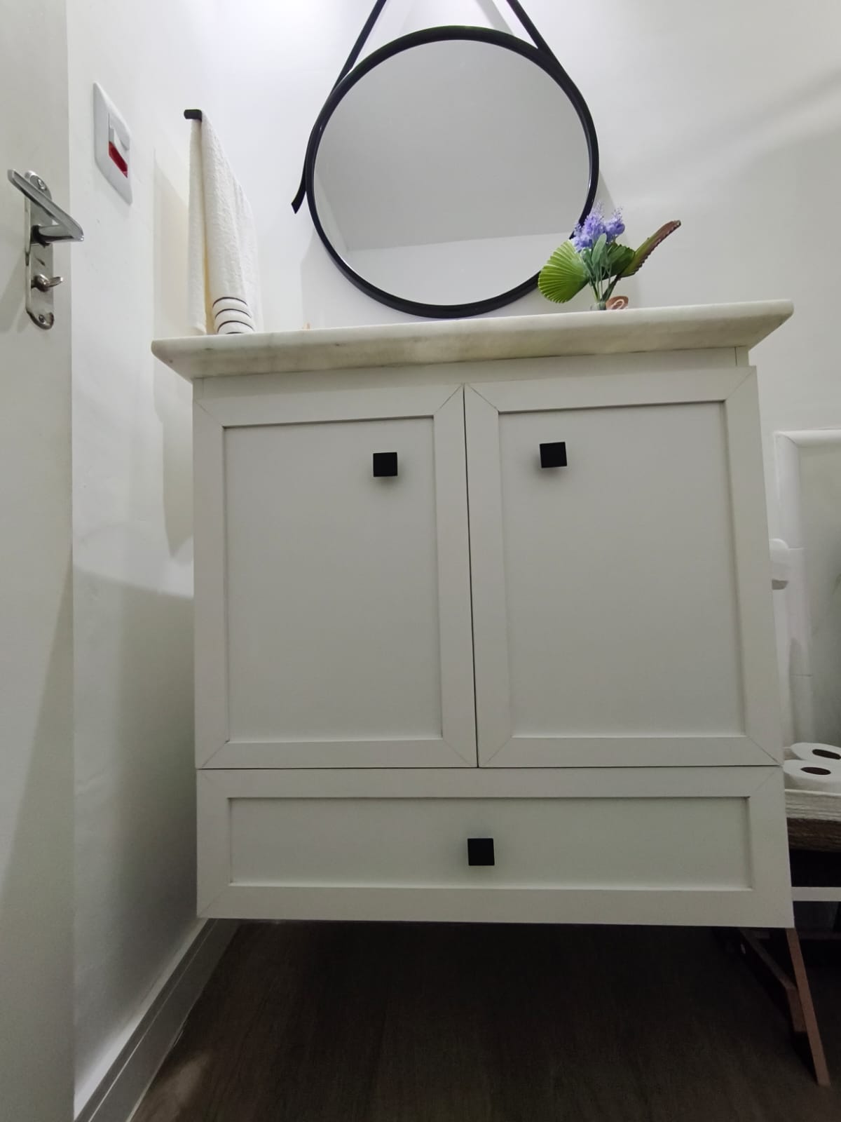 Banheiro Clean Detalhes Pretos - Wel Wood Marcenaria